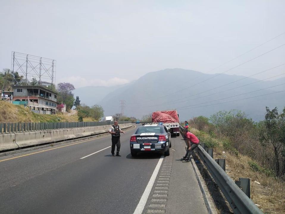 Guardia Nacional auxilia al conductor de un tráiler sin frenos en la Puebla-Córdoba. (Verónica Díaz)