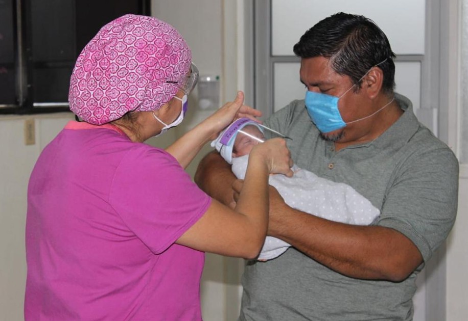 José Luis salió en brazos de su padre del hospital. (Cortesía)