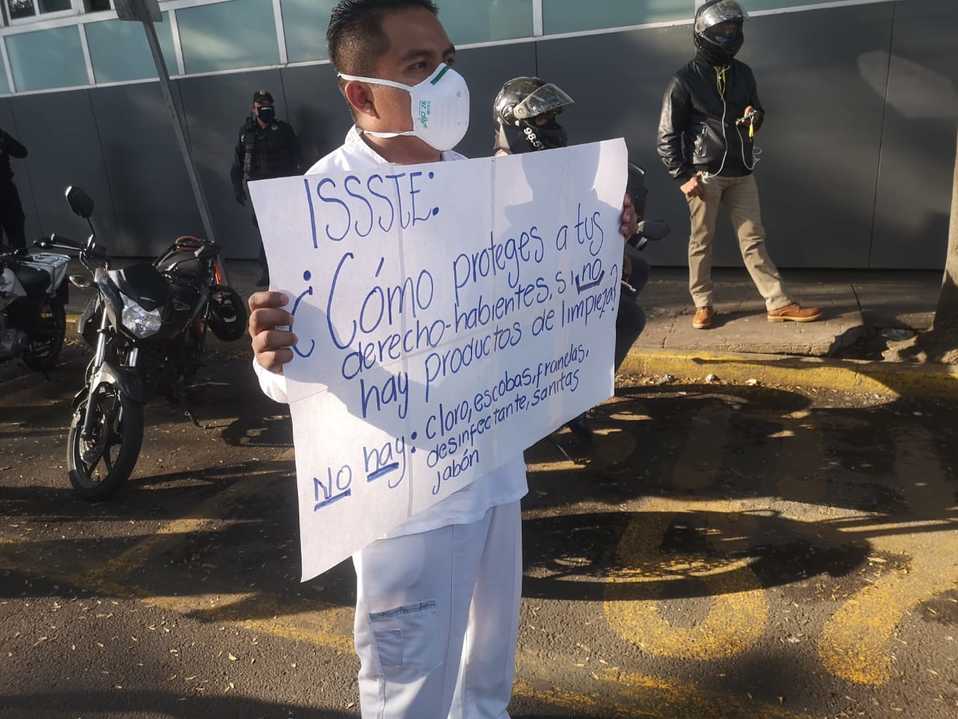 Esta mañana, personal del ISSSTE protestó por falta de medidas contra el coronavirus. (César Velázquez)