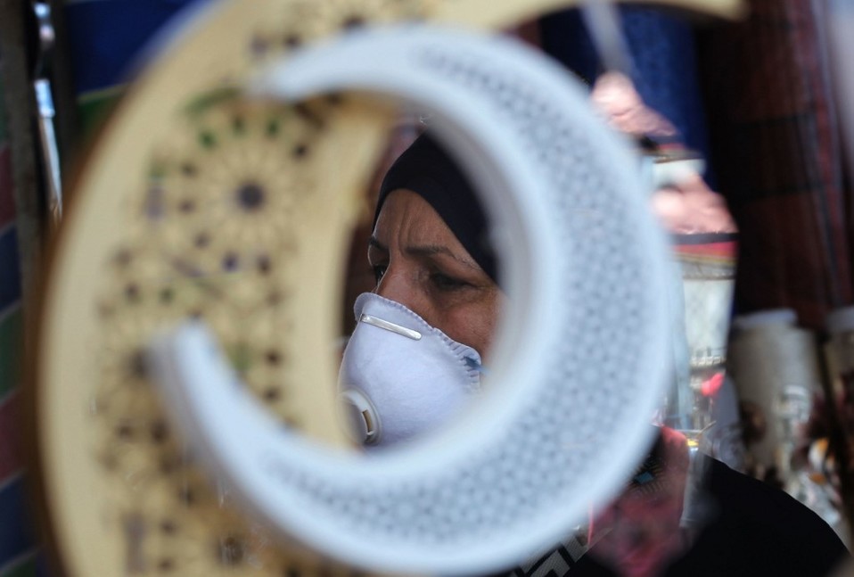 Una mujer realiza compras para la llegada del Ramadán en un mercado en el centro de Bagdad, Iraq. (AFP)