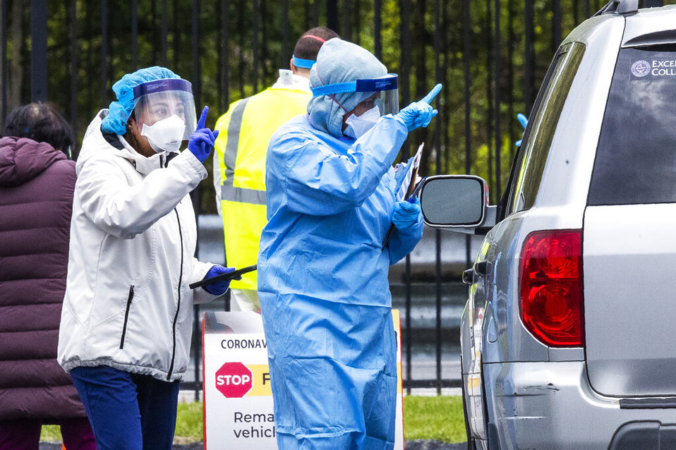 Personal médico realizando pruebas de coronavirus en Montgomery, Alabama. (AP)