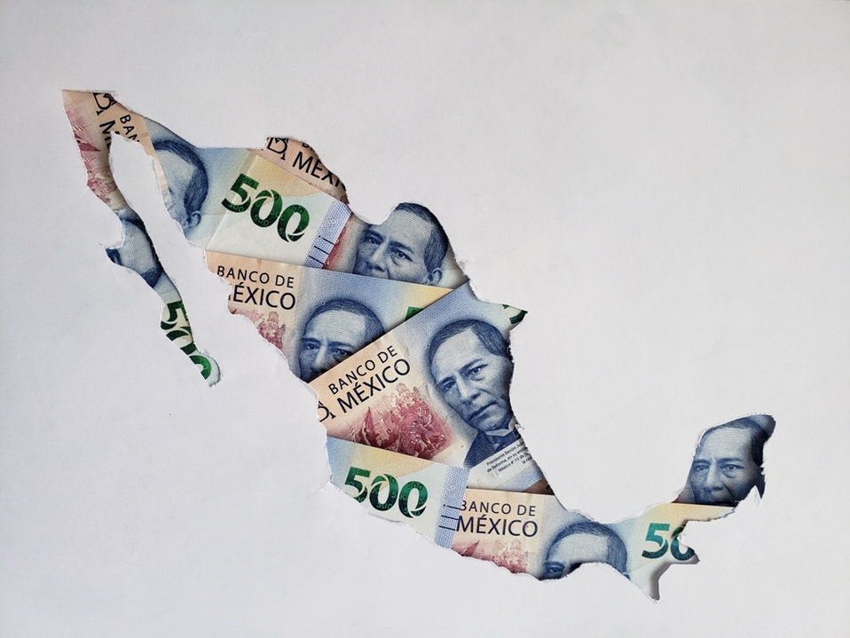 Peso mexicano cae tras derrumbe de petróleo y entrada de Fase 3 por coronavirus en México (Shutterstock).