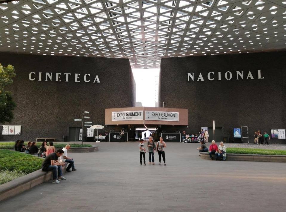 El recinto cinematográfico mantiene contacto con su público a través de varios recursos en línea (Facebook Cineteca Nacional).