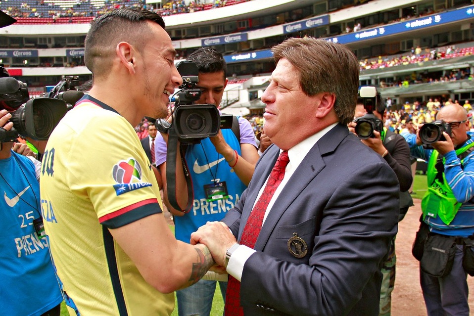 Sambueza y Miguel Herrera (Imago7)