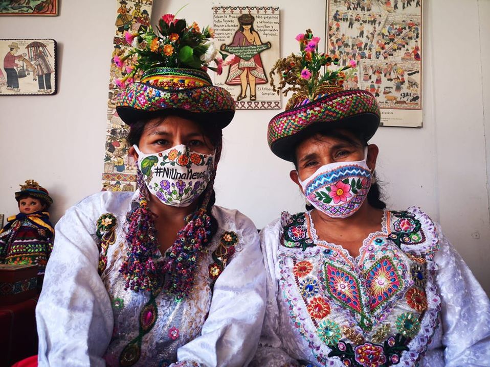 Las artistas que realizan los cubrebocas con elementos tradicionales de Perú (Facebook).