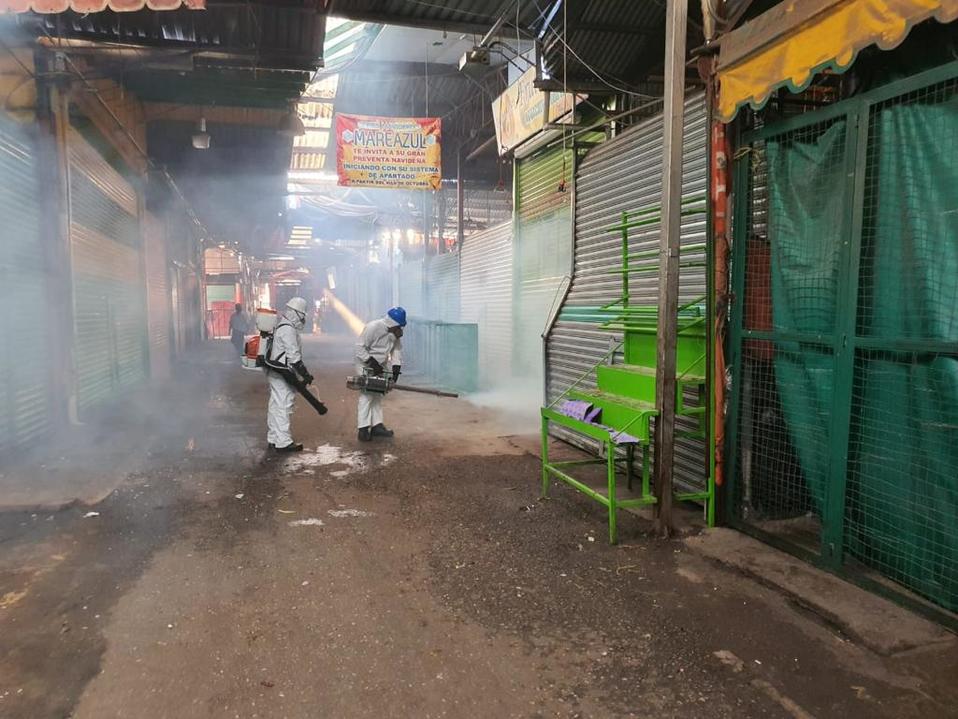 Con ayuda de personal de la Sedeco se sanitizaron los espacios más concurridos de la Central de Abastos de Pachuca. (Cortesía)