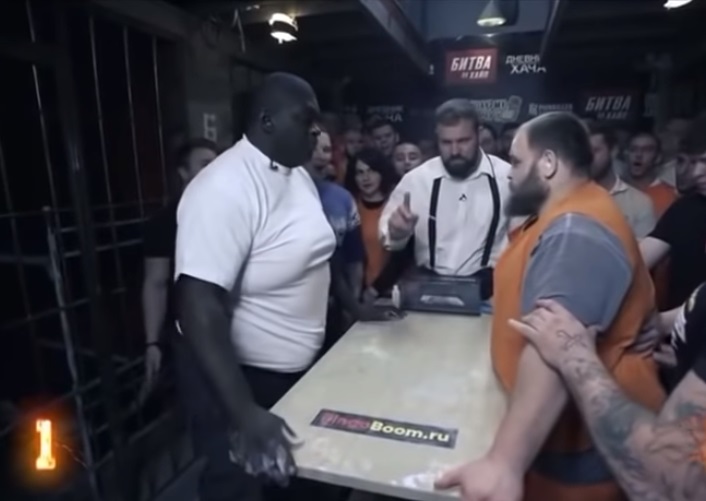 El brutal combate de cachetadas entre granjero ruso y un preso brasileño (Especial)