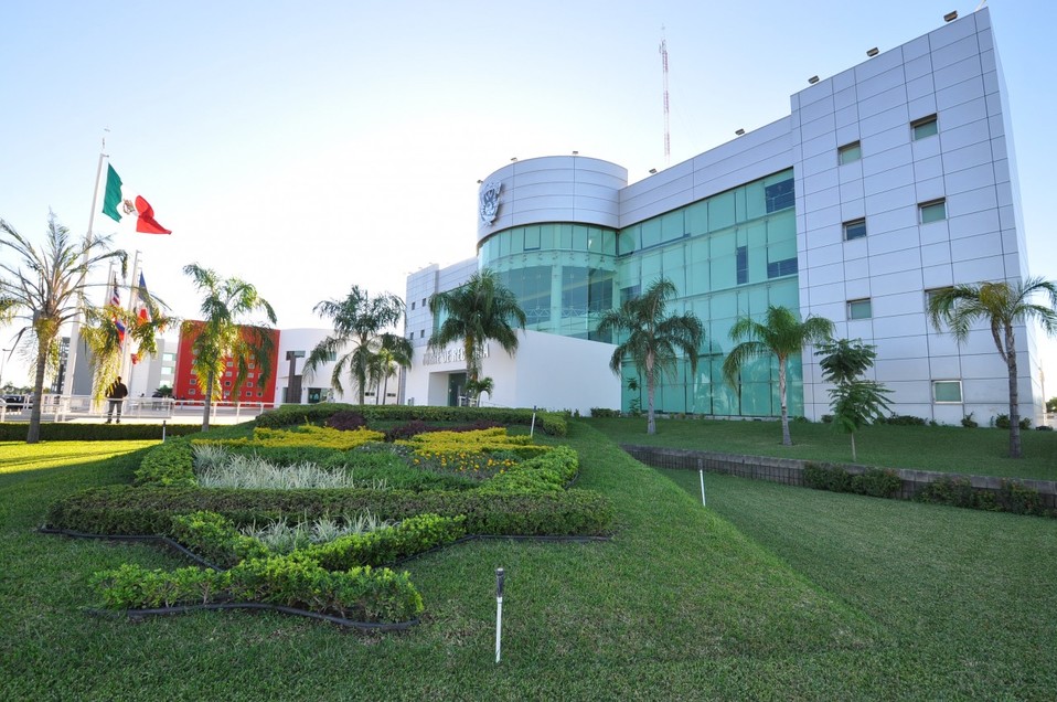 La casa de estudios también planea otorgar cuatro ambulancias. (Foto: Twitter UAS)