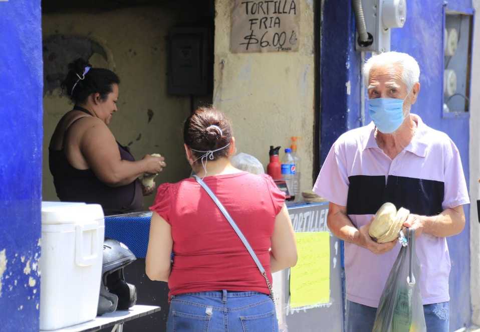 La familia Mendoza Méndez concluyó la entrega solidaria de más de 300 kilos de tortillas. (Andrés Lobato)