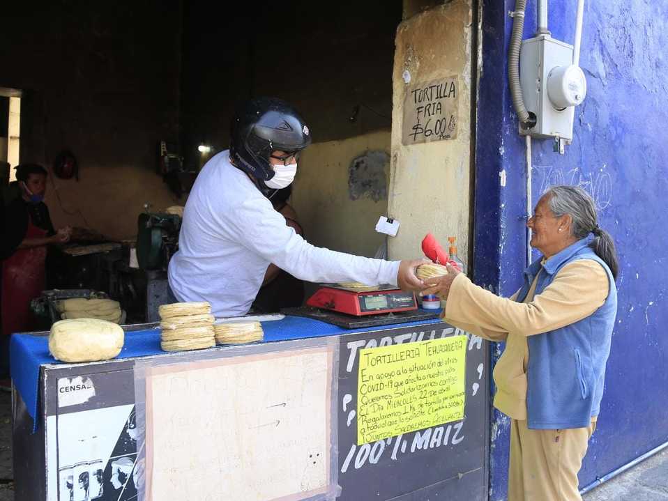 La familia Mendoza Méndez concluyó la entrega solidaria de más de 300 kilos de tortillas. (Andrés Lobato)