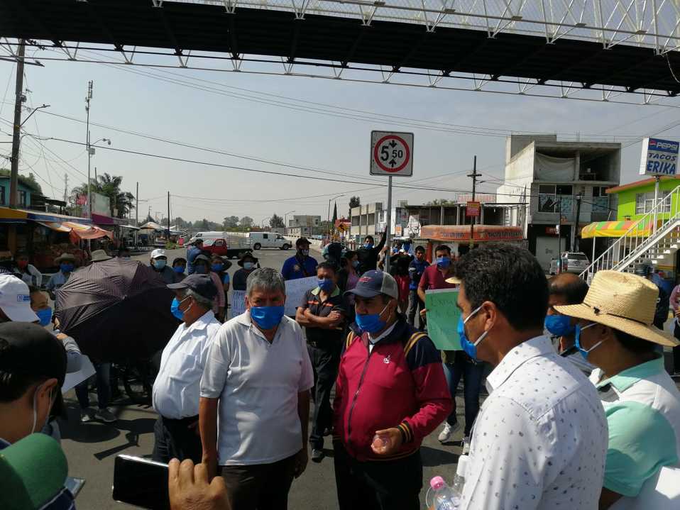 El grupo de manifestantes piden que se perfore un nuevo pozo en la zona para evitar inconformidades. (Adolfo Tenahua)