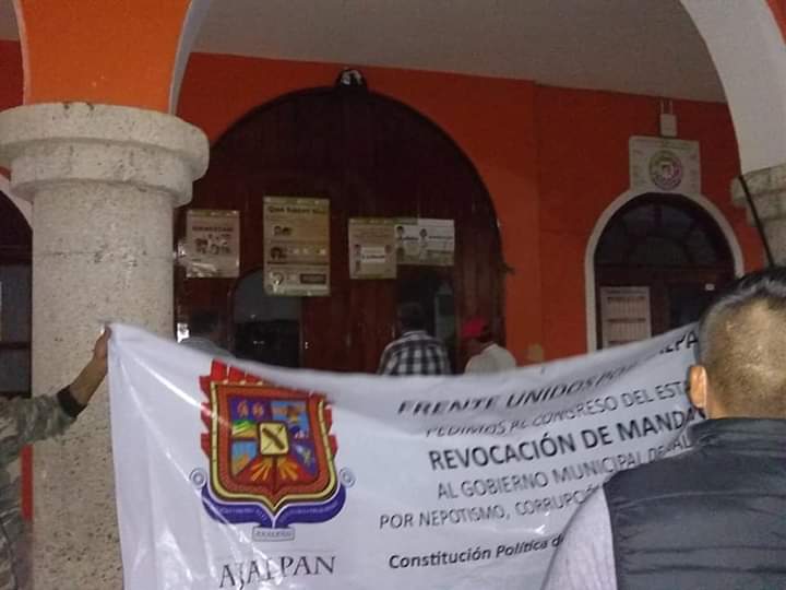 Habitantes de Ajalpan toman el palacio municipal. (Especial)