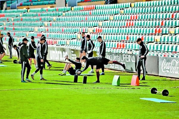 Jehu Chiapas juega en el Salamanca de la Segunda B de España, equipo que tiene varios jugadores nacionales en sus filas.