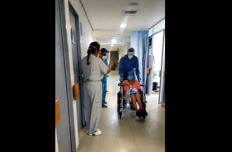 LA mujer salió del hospital entre aplausos.