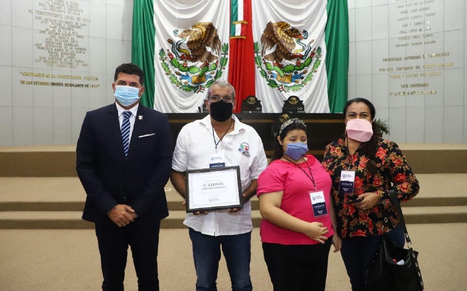 Leonel González, taxista ofrece transporte gratuito al personal de salud.