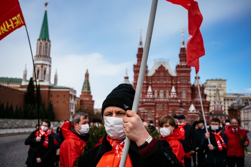 Miembros del partido comunista ruso y partidarios conmemoran en la Plaza Roja de Moscú el 150 aniversario del nacimiento de Lenin. (AFP)
