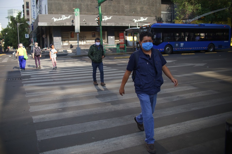 Personas con tapabocas en CdMx por coronavirus. Omar Franco
