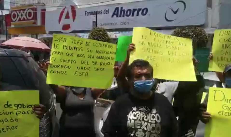 Protesta de familia de víctima de covid-19 en el Hospital General. (César Velázquez)