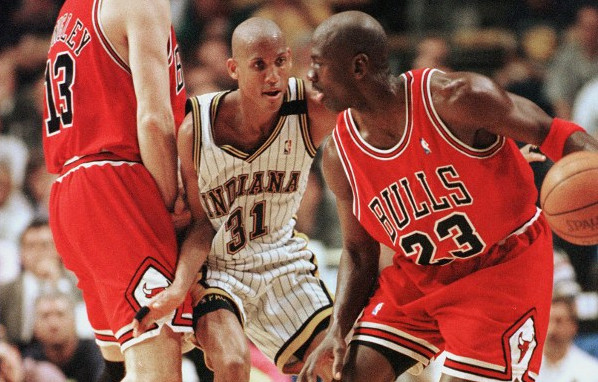 Reggie Miller y Michael Jordan (AFP)
