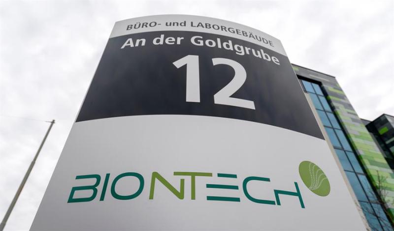 La vacuna es desarrollada por la firma germana Biontech y el gigante estadunidense Pfizer. (EFE)