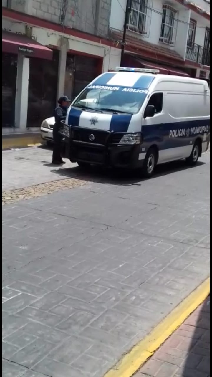 A través de perifoneo invitan a la gente a no salir de casa.
