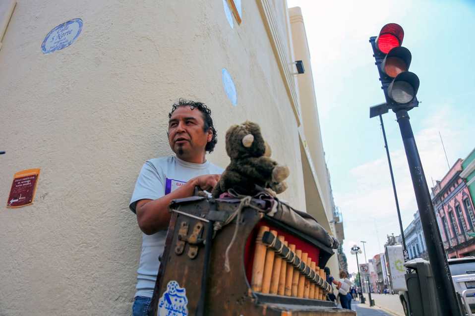 Casi sin un alma que lo escuche, Alejandro, el organillero sigue tocando su cilindro. (Andrés Lobato)