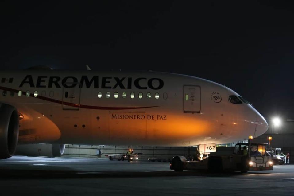 Arribo del avión de Aeroméxico procedente de China con insumos de ayuda para combatir el covid-19. (Octavio Hoyos)