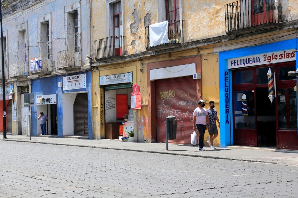Comercios de servicios o productos no esenciales continúan funcionando en el corazón de la capital.  (Andrés Lobato)