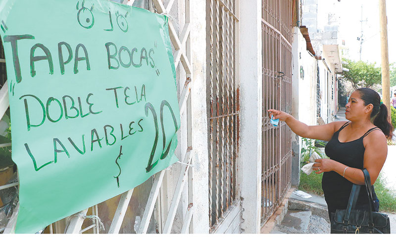 Algunas familias decidieron vender cubrebocas para hacerle frente a la pandemia. (Leonel Rocha)