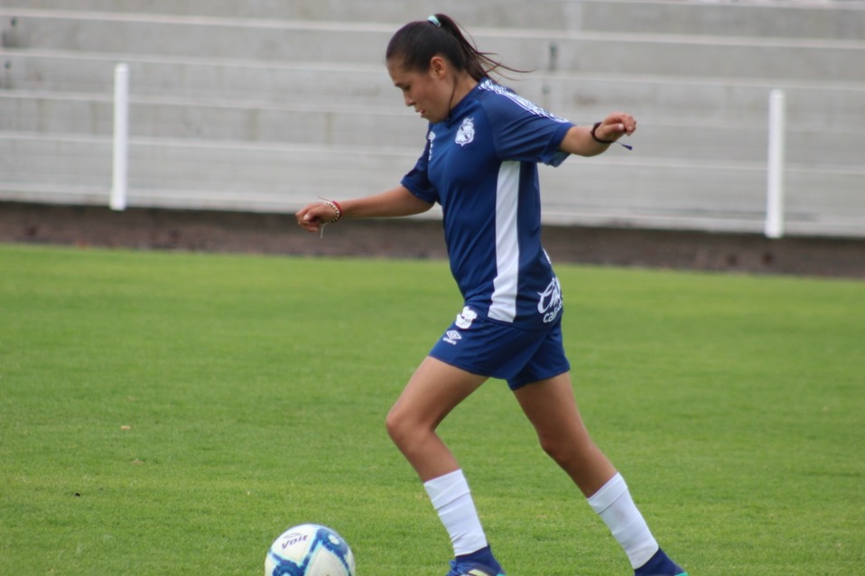 Jimena Hermenegildo, jugadora del Puebla Femenil, sabe lo que es ser un "gamer" de videojuegos. (Especial)