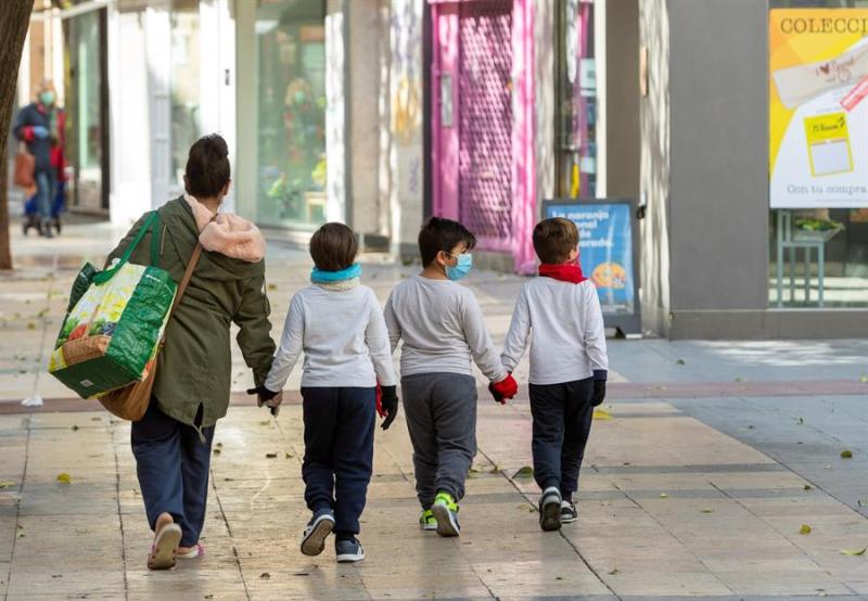 los menores podrán estar en la vía pública una vez al día entre las 9:00 y las 21:00 horas locales. (