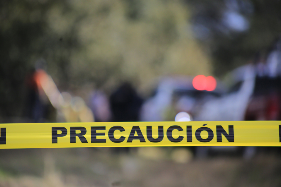 Paramédicos acudieron e indicaron que dos jóvenes murieron alcanzados por las balas cuando intentaron escapar. (Andrés Lobato)