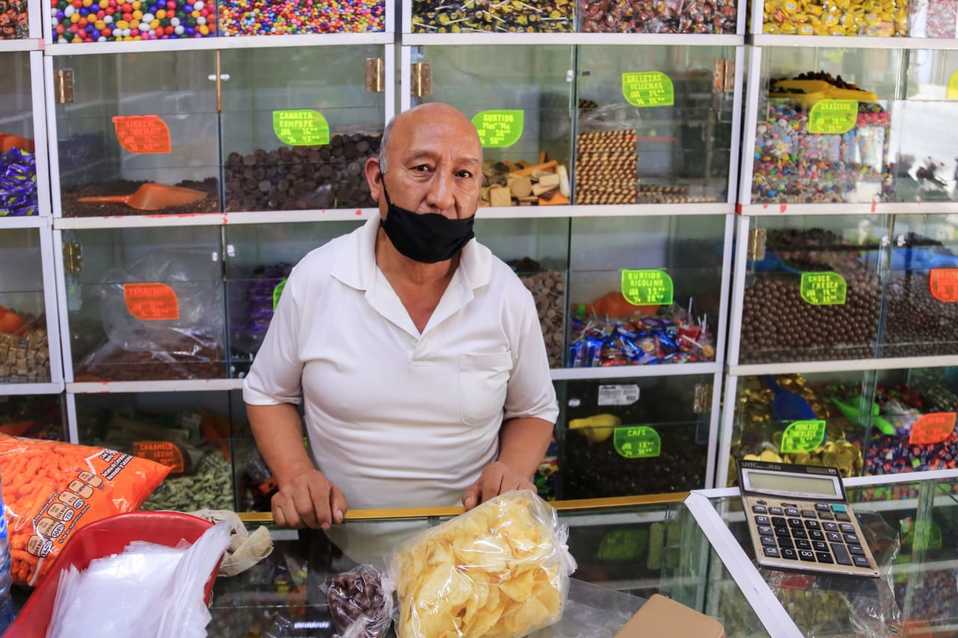Reynaldo Sánchez, comerciante de dulces en el centro histórico. (Andrés Lobato)
