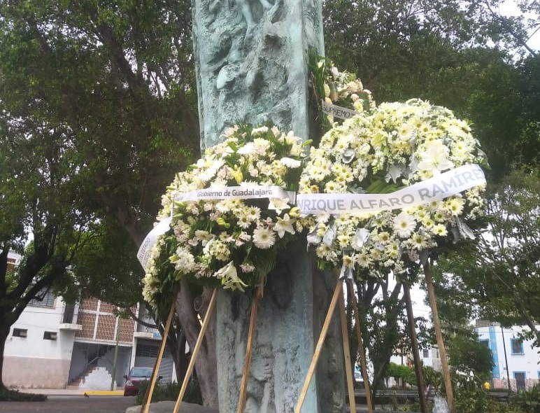 Lo único que pudo apreciarse fueron tres coronas fúnebres colocadas en el monumento  de "La estela del Olvido" . (Josefina Ruiz)