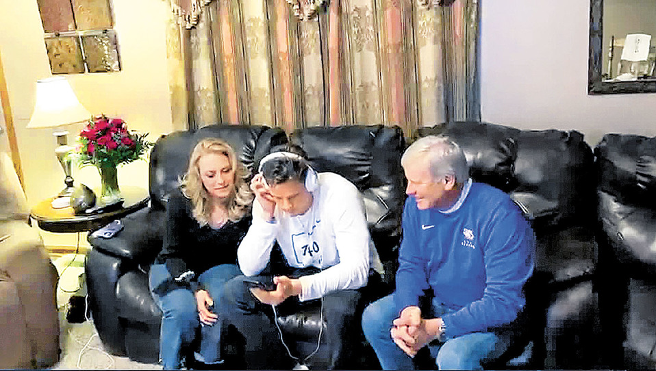 Acompañado por sus papás, Joe Burrow se enteró que fue la primera selección de 2020. (AP)