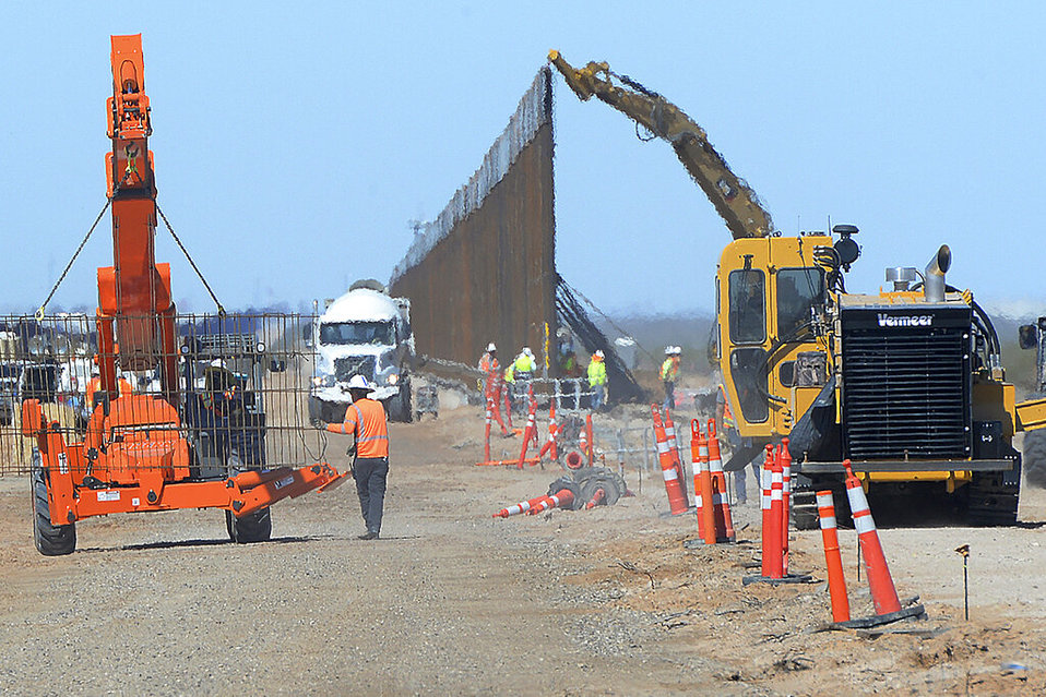 Parte de la construcción del muro fronterizo en Yuma, Arizona. (AP / Archivo)