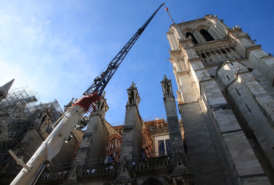 Esta foto muestra una grúa junto a una torre de la Catedral de Notre Dame. (AP)