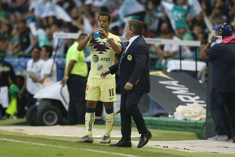 Givani dos Santos junto a Miguel Herrera, estratega del América (Imago7)