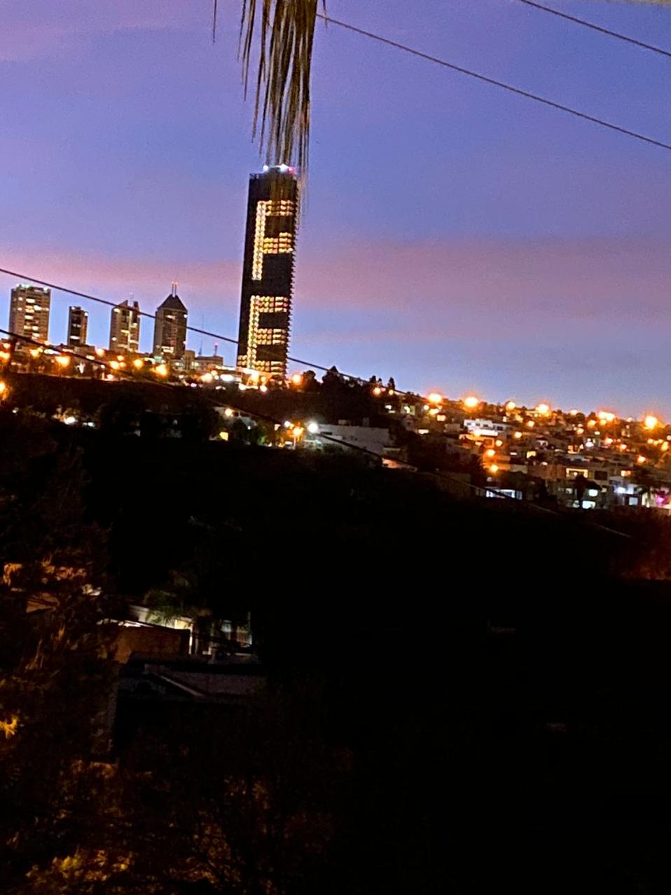 En León, iluminan torre en Gran Jardín con mensaje de Fé.