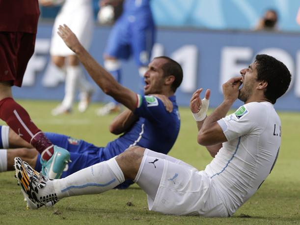 Luis Suárez tras morder a Giorgio Chiellini (EFE)