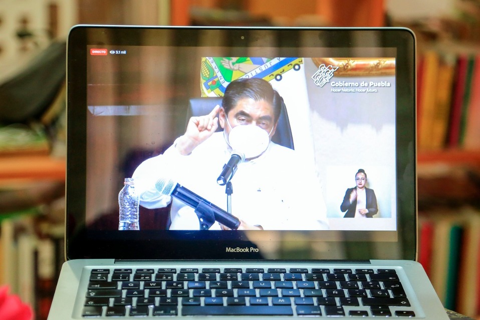 Miguel Barbosa Huerta en videoconferencia dijo que no está en sus manos declarar al sector automotriz como actividad esencial. (Andrés Lobato)
