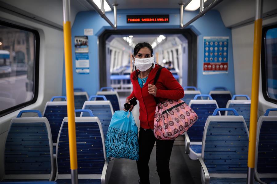 Una mujer con cubrebocas dentro de un tren en la estación Constitución en Buenos Aires. (EFE)