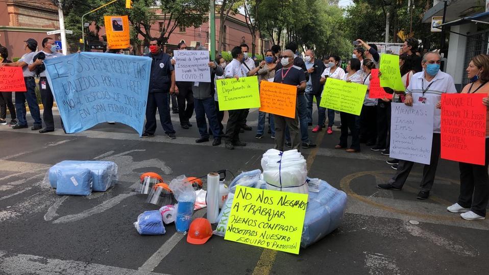 En la protesta participan cerca de 80 personas. (Foto: Jorge Becerril)