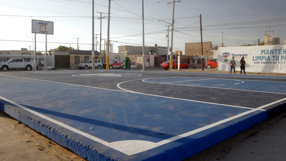 Realizan entrega de canchas en Torreón. (Especial)