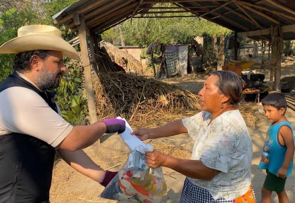 El alcalde Adrián Esper Cárdenas entegará las despensas casa por casa.