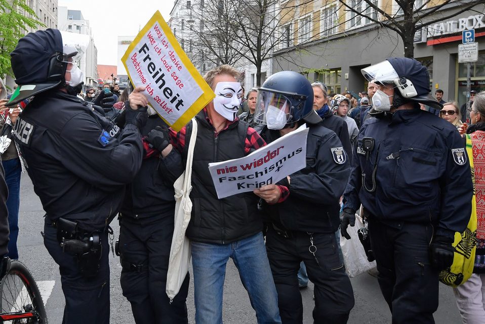 Ciudadanos alemanes se manifestaron contra las medidas por el covid-19. (AFP)