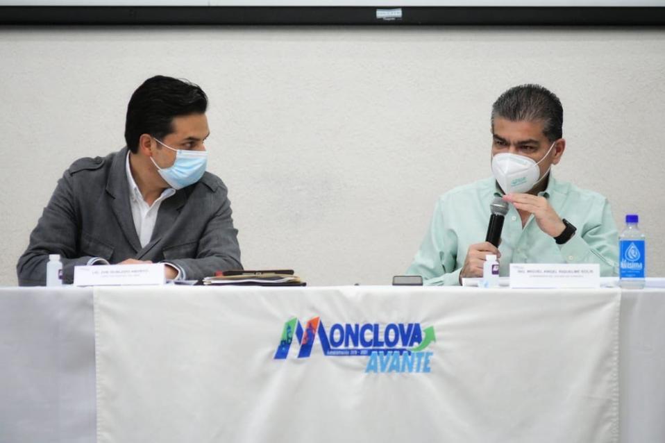 El director del IMSS a nivel nacional, Zoé Robledo, visitó Monclova el epicentro de la pandemia en Coahuila. (Especial)