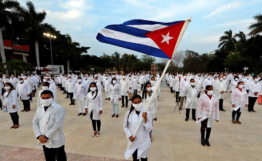 Médicos cubanos realizan un acto de despedida a 216 compañeros que partieron a Sudáfrica para combatir el covid-19. (EFE)