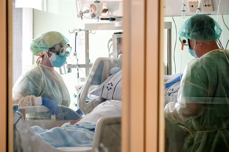 Médicos y enfermeros españoles atienden un paciente con coronavirus en cuidados intensivos. (EFE)