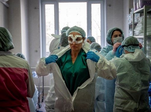 Personal médico se prepara para su turno en un hospital de Moscú, Rusia. (AFP)